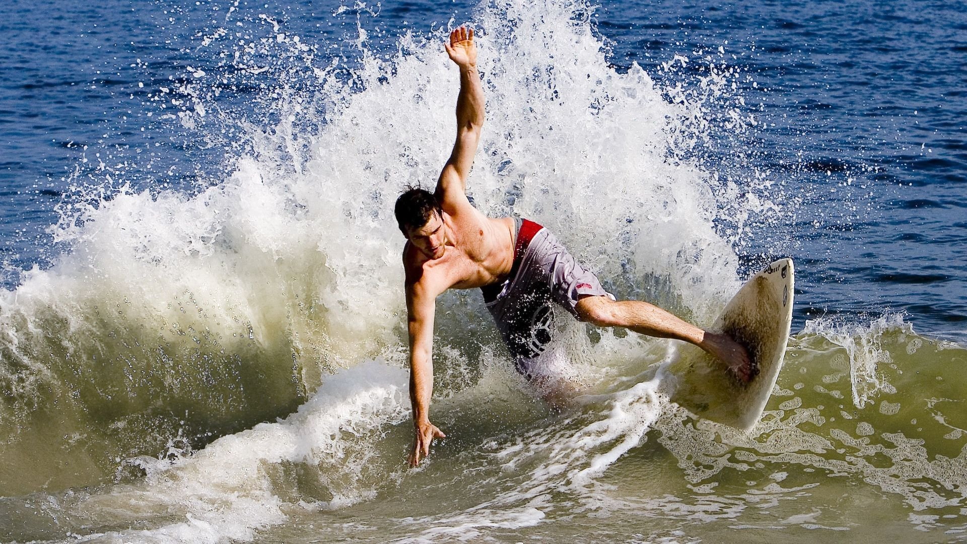 爱游戏体育-尼尔·巴特尔与队友默契配合，共同筑起袋鼠队坚实防线，尼尔巴特莱特